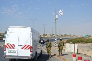 Soldiers checking vehicles at Etzion junction (Seth J. Frantzman)