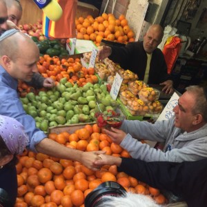 Naftali Bennet meets men in the shuk in Jerusalem (Seth J. Frantzman)