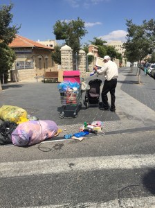 A man pushes his cart (Seth J. Frantzman)